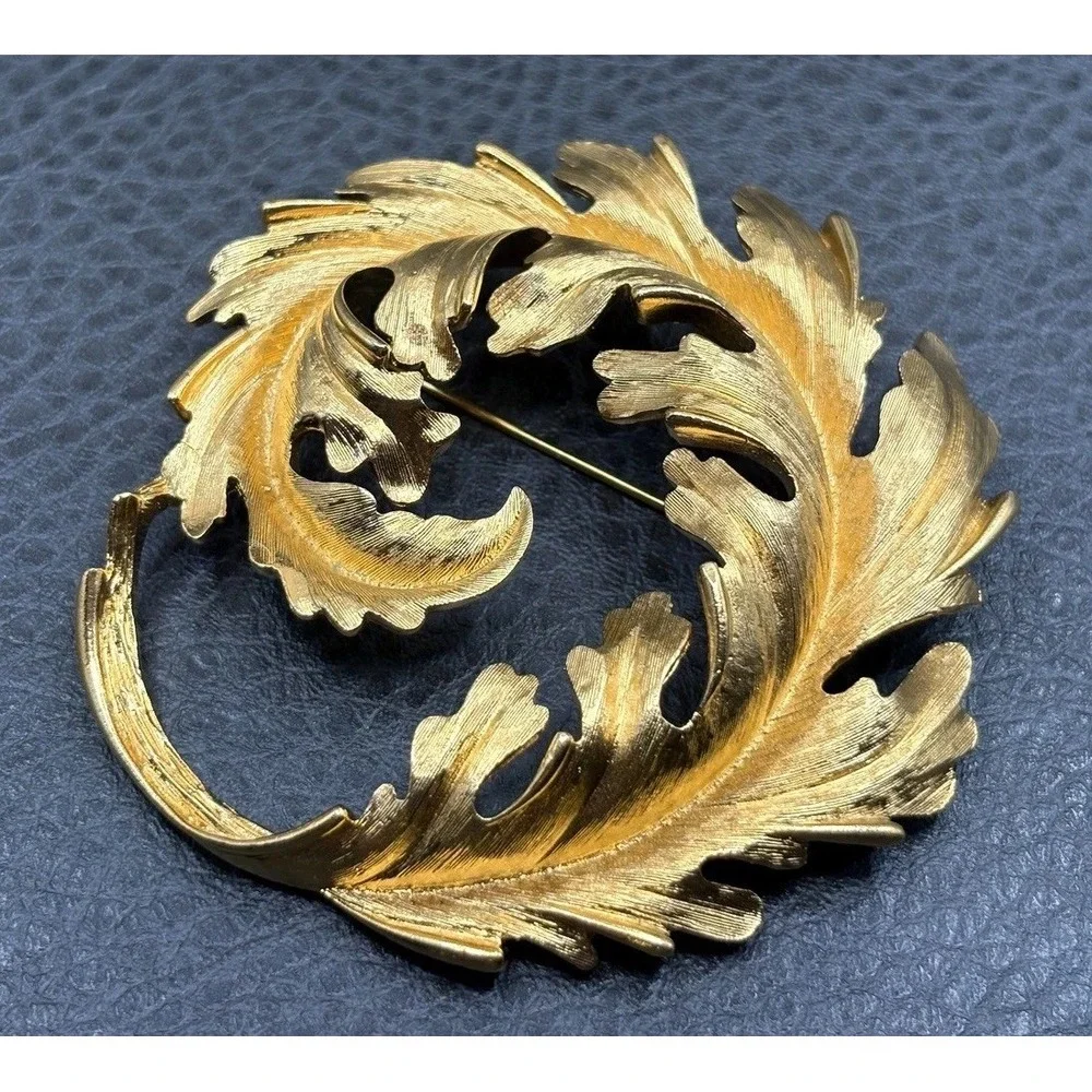 Vintage HUGE Monet Swirl Feather Leaf Wreath 80s Brooch Textured Pin Gold Tone